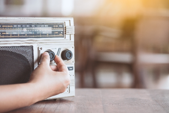 古いラジオのイメージ画像