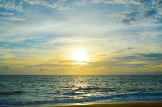 太陽と海のイメージ