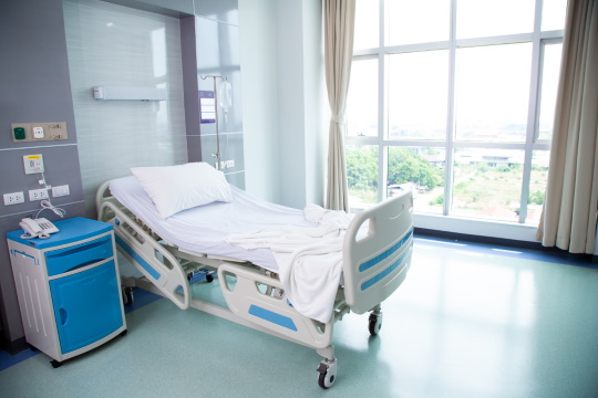 病院の個室のベッド