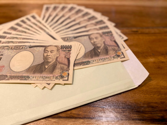 日本の紙幣と封筒のイメージ