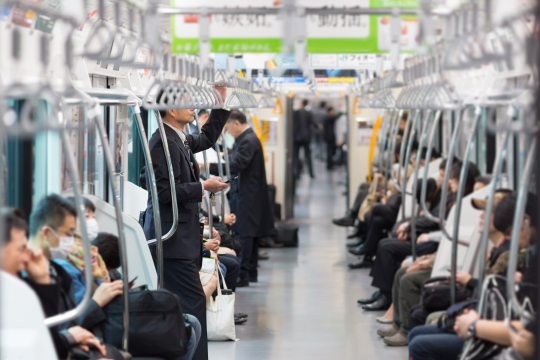 日本の満員電車のイメージ