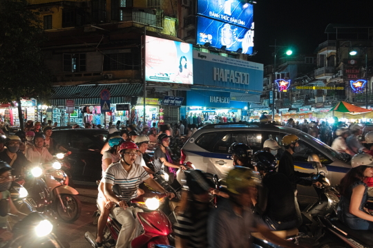 ベトナムのハノイの混雑している道路