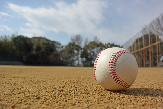 野球グラウンドとボールのイメージ