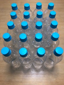ペットボトルの水の写真