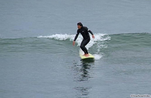 湘南で波にのあるサーファーのイメージ