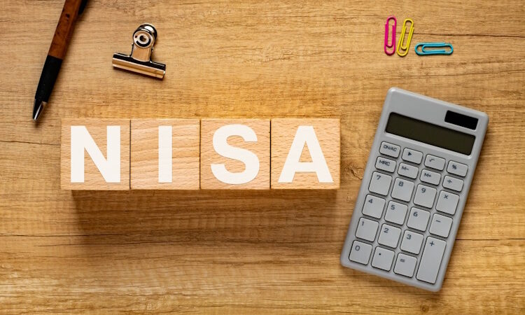 投資初心者はNISAの2つの枠をどう使うべきか