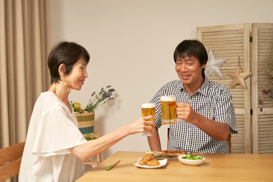 ビールを飲む