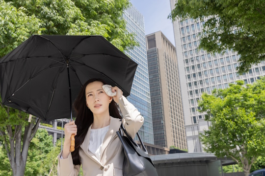 汗をかく女性