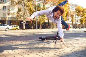 電動キックボードの事故に備える！見落としがちな自賠責保険の加入義務と補償範囲