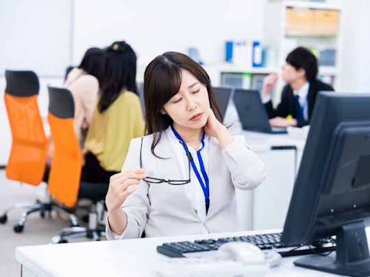 仕事が忙しいために精神的な不調を感じる女性