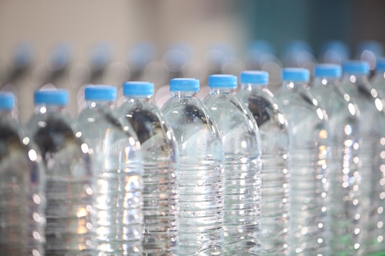 ペットボトル入りの水