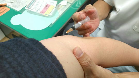 実際のワクチン接種場面。肘より上に注射を行っていることがわかる