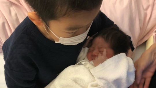 4歳の長男と生まれたばかりの次男