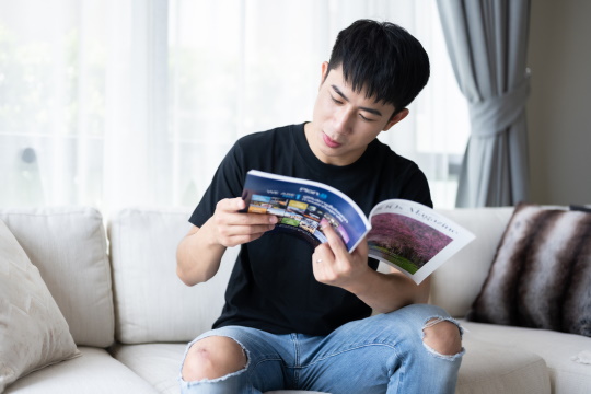 雑誌を読む男性