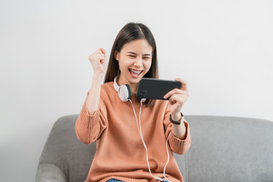 スマホでゲームを楽しむ