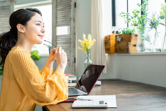 仕事中の女性のイメージ写真